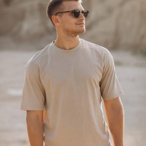 クリーム色のTシャツ